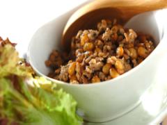 パクパク止まらぬおいしさ！ 「梅シソ肉納豆のレタス包み」