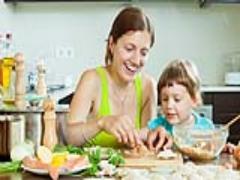 子どもと一緒にできる！ 餃子の皮で作る「速攻おつまみ＆おやつ」レシピ