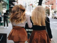 ふんわりやわらかい秋服にエッジを。「ミラーネイル」で季節を写し出して