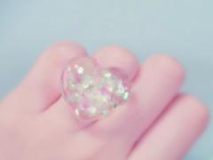 ジュエリーのきらめきを手先に詰めて。ふわっと輝く押し花ネイルデザイン