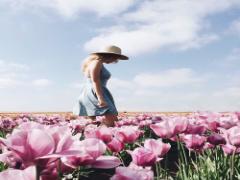  秋のお花を散りばめて。指先に咲く"コスモスネイル"が女心をくすぐるの♡