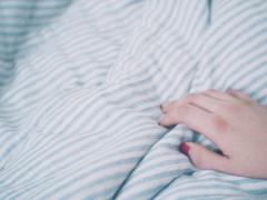 ほんのりボヘミアンな雰囲気が漂う♡秋の指先にのせるフェザーネイル