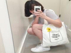 相棒を持ってパシャっと1枚。こだわりのiPhoneケースとネイルをお揃いに♡