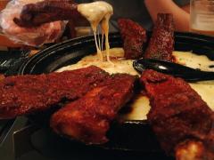 パンの器から溢れるチーズにたっぷり絡めて！韓国「パネチキン」を食べて欲しい