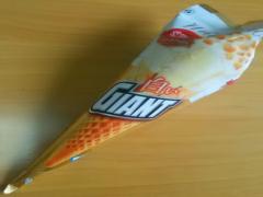 〈セブン限定〉とろ～りホワイトチョコのジャイアントコーンに甘党がドハマり中