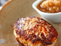 カリカリに焼いてポン酢でさっぱり！ 「鶏とゴボウのハンバーグ」