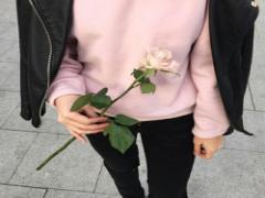 秋にも一輪の繊細な花が咲きました。"一輪挿しネイル"で可憐な指先へ