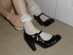 大人っぽくも可愛くもなれる。全てのスタイルに合う"グレーネイル"が万能って噂♪