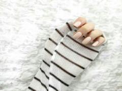 ニットからちょこんと見える指先に釘付け。秋冬ネイルはガーリーで決まり♡