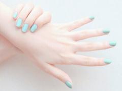 シンプルだけど、それだけじゃない。上品Ladyの細フレンチネイル