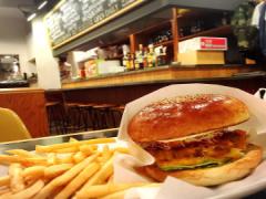 原宿女子行きつけのハンバーガー店。オシャレ空間に気分もウッキウキ♡