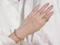 小物まで手を抜かないのが大人のオシャレ。アクセサリーと楽しむ、シックな秋ネイル