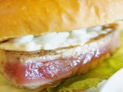 沖縄で食べたいご当地ハンバーガー。ま〜さんな地元食材を豪快サンド！