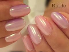 うるつや肌で楽しむミラーネイル。品良く大人な輝きで誰もが見とれる指先に