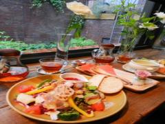 普通のカフェはもう飽きたの。お花屋さんで過ごすカフェタイムはいかが？