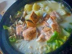 石狩鍋ならいつもと違った雰囲気の鍋に変身♪メインの鮭は美肌にも効果アリ！