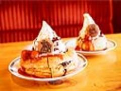 スウィートなチョコレートソースと甘酸っぱいいちごソースの絶妙なコンビネーション！コ