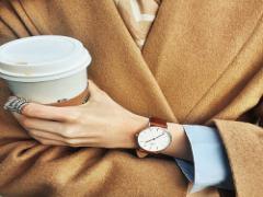 秋冬が似合う彼女の秘密。ほろ苦「キャメルネイル」の上品レディ