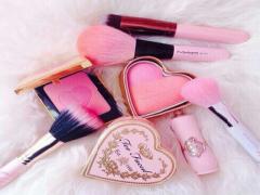 思わずキュンとする指先に。ガーリーを詰め込んだ“コスメ・アクセサリーネイル”図鑑