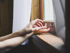 合言葉は「相手のため」。自爪より綺麗に見せるオフィスネイル20選