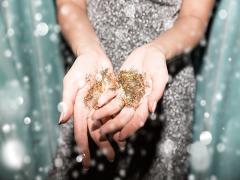 ゴールドorシルバーどちらがお好み？きらきらに指先飾る大人ネイルカタログ