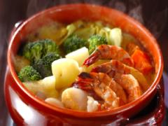 子どもも大人も大満足！ 具だくさん「カレーミルク鍋」