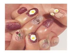 動くたび、1粒1粒の輝きを放つ。四季と楽しむグリッターネイル20選