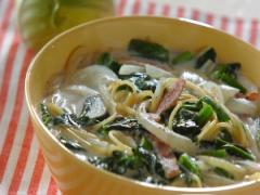 寒い日はほっこり温まろう！ ベーコンとほうれん草のスープパスタ