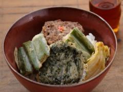 バラエティに富んだ食感を楽しむ「簡単天丼 納豆・オクラ・白菜・お茶」
