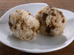 ほろほろとした苦みは大人の味「ふきのとうのつくだ煮のおむすび」