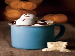 ついに全国に！“マシュマロ雪だるま”トッピングした「タリーズスノーマンラテ」ロマン