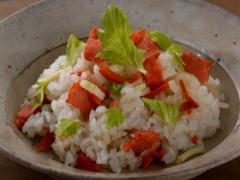 シンプルな味付けが具材の旨さを引き立てる「鮭とセロリのチャーハン」