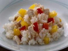 カラフルな見た目も楽しい「鶏・赤黄パプリカのチャーハン」