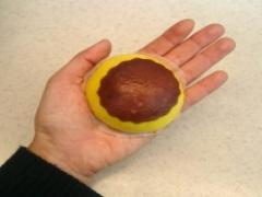 まるでクレームブリュレ！ 本日発売のミニストップ「まるごとプリンまん」を実食レポ！