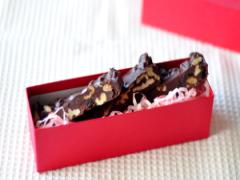 専用の型はいらない！ 子どもと作る「簡単バレンタインチョコバー」