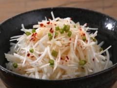 香味野菜とご飯の相性の良さを感じる「白髪ねぎと刻み生芹の和え物のっけご飯」