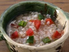 つるんとした食感が楽しい「押し麦のイタリア風雑炊」