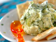 切って和えるだけ！ サキイカとキュウリのチーズ和え