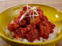 ほんのり甘くてピリ辛のたれで食欲増進「味付けチキンのから揚げ丼」