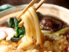 土鍋を使って時短！ ポンポン入れるだけの鍋焼きうどん