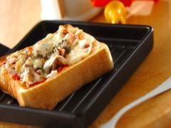 朝食やブランチに！ 7分でできる、オイルサーディンとレンコンのピザトースト