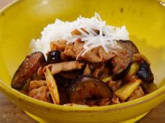 ピリ辛料理は冬でも食べたい「豚となすのピリ辛丼」
