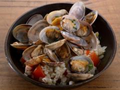 麦めしを洋風にアレンジ「殻つきあさりと麦めしのバスク風」