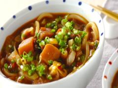 和風だし×スパイスでうまみ倍増！ おでんの汁でカレーうどん