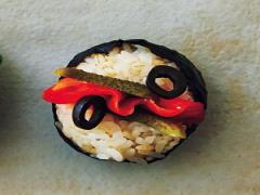 サーモン×ピクルス ×黒オリーブのもち麦おにぎり