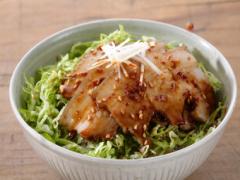 豚肉の脂の甘さをタレで締めて「ゆで豚と千切りキャベツ丼」