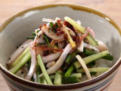 香味野菜がいかの旨味の引き立て役「一夜干しいかと香味野菜のっけ」