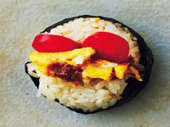 スクランブルエッグ ×アンチョビ×トマトのもち麦おにぎり