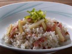 ベーコンの脂をセロリがきりっと引き締める「セロリとベーコンのチャーハン」