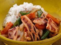 具材の甘さを“たれ”が引き立てる「いかとニンジンのピリ辛炒めのっけ」